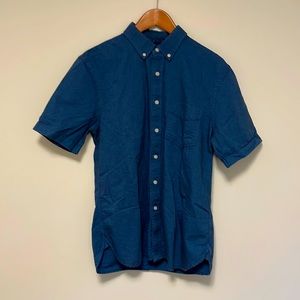 Club Monaco. Slim Fit Medium. Blue short sleeve dress shirt. Excellent condition